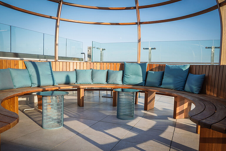 Lounge en la piscina de la azotea | Maritim Hotel Amelia 