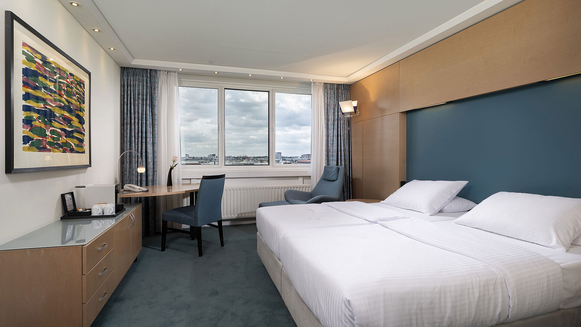 Camera Superior con letto matrimoniale, scrivania, poltrona e vista Berlino al Maritim proArte Hotel