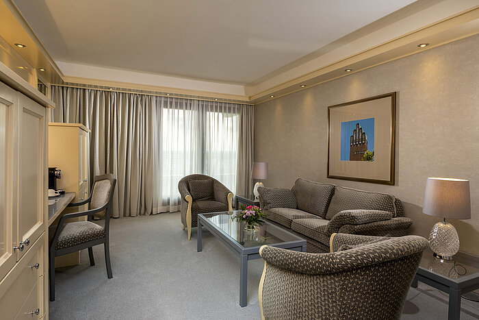 Elegant suite at Maritim Hotel Darmstadt with spacious living room and stylish furniture.