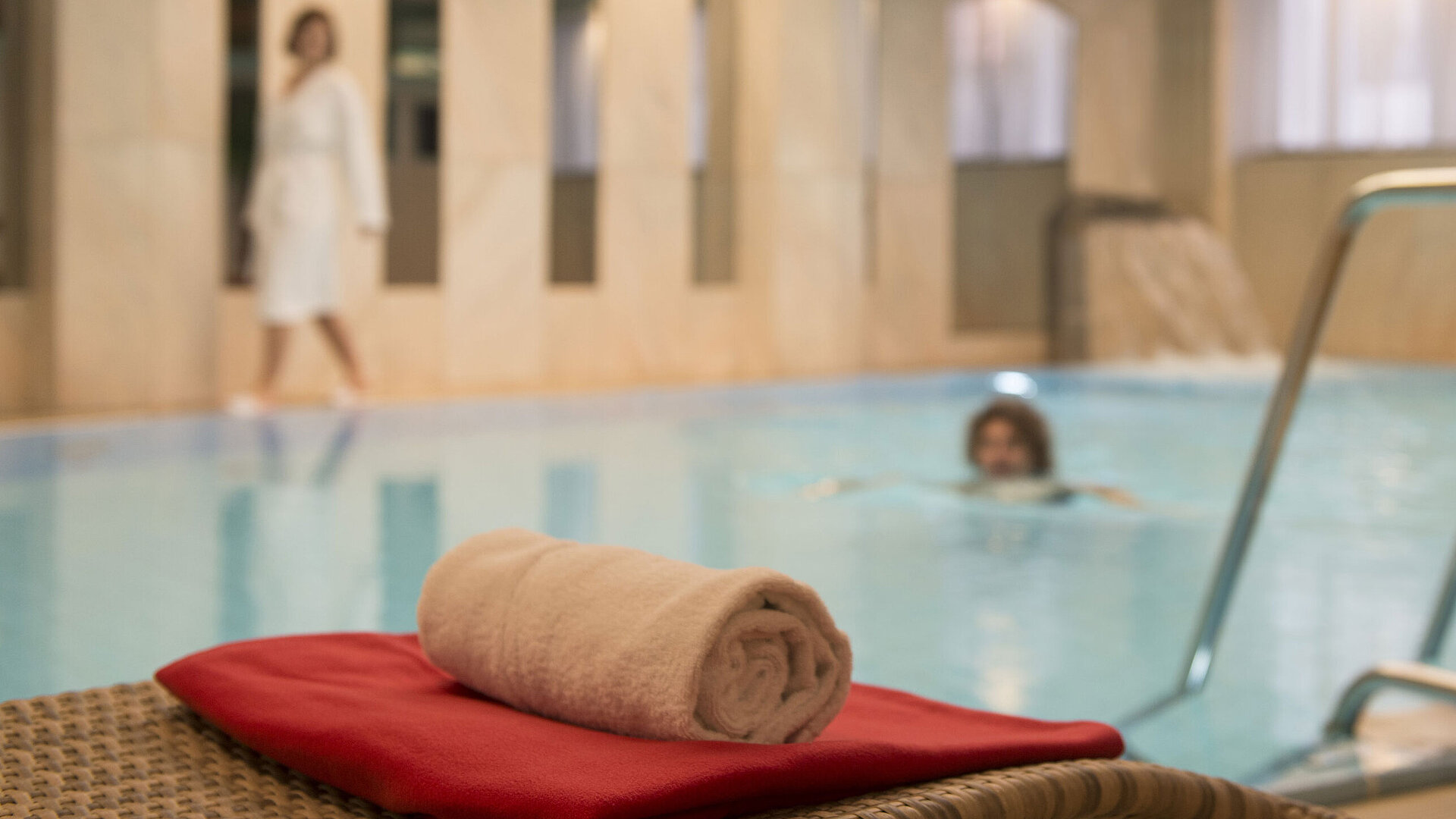 Piscine Serviette au bord de la piscine du spa du Maritim Hotel Stuttgart, des clients se baignent