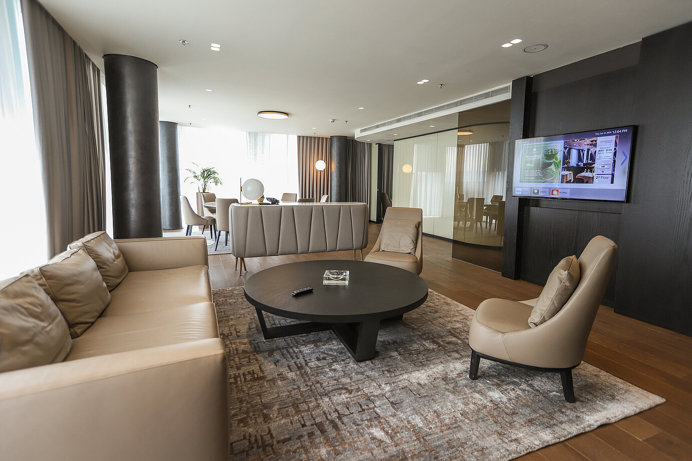 Espace lounge élégant avec canapés en cuir et fauteuils au Maritim Hotel Plaza Tirana
