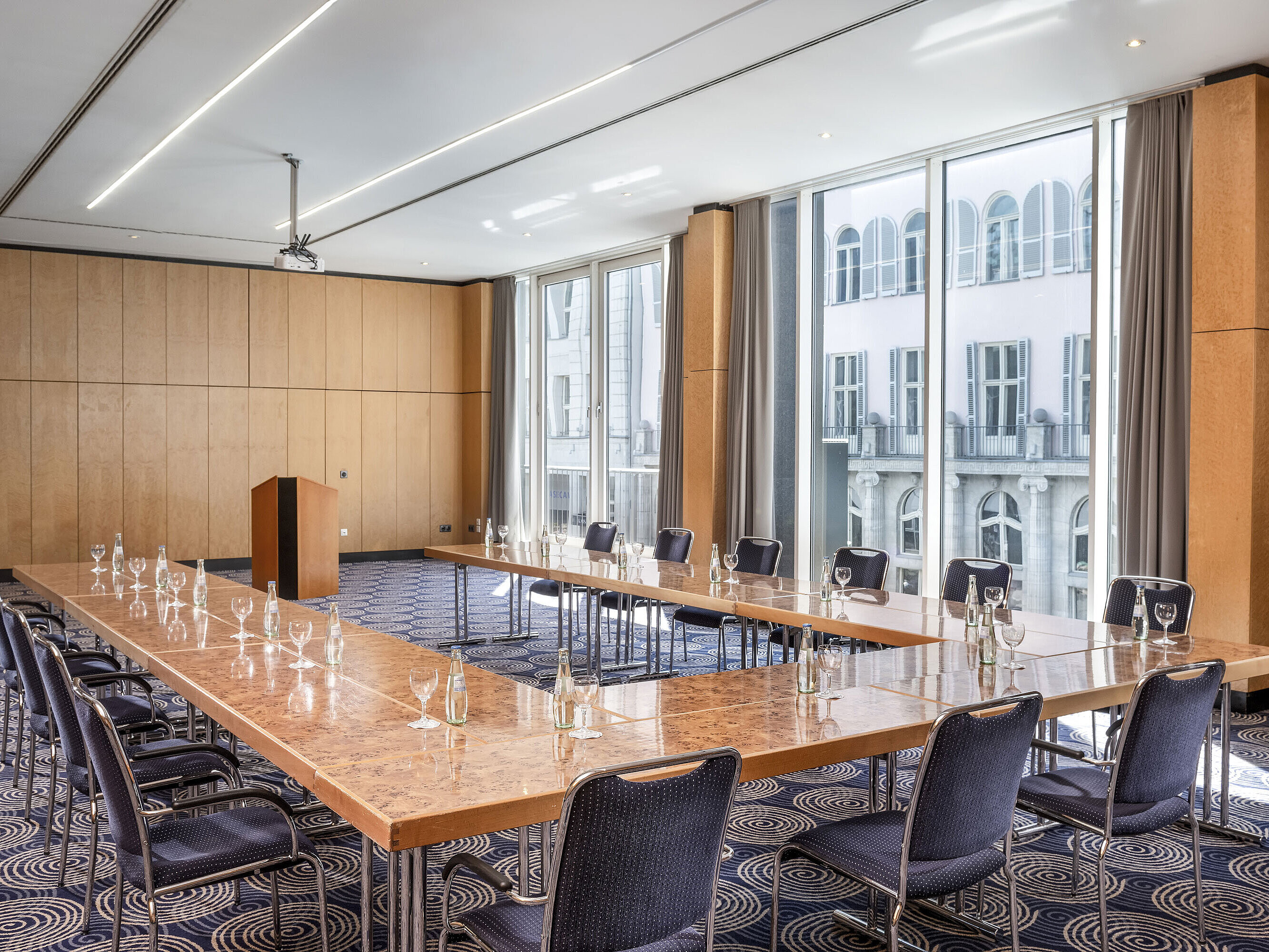  Salle de conférence Salon II à l'Hôtel Maritim proArte Berlin, grande table en U avec vue sur l'extérieur.