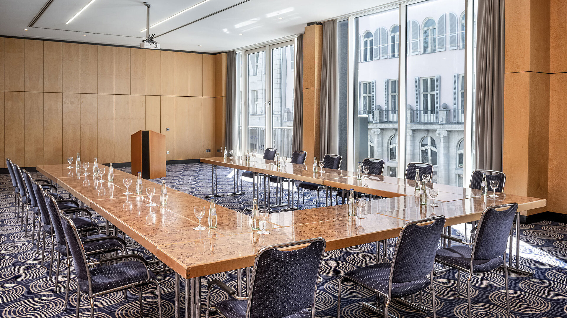  Salle de conférence Salon II à l'Hôtel Maritim proArte Berlin, grande table en U avec vue sur l'extérieur.
