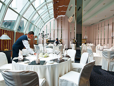 Evento en el Wintergarten Sala elegantemente decorada para banquetes con techo de cristal en el Maritim Hotel Múnich