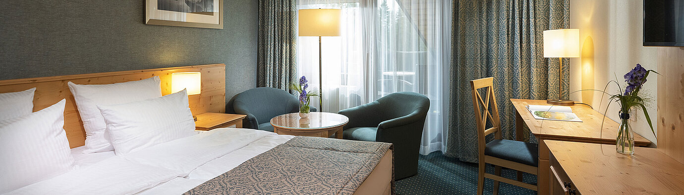 Classic room Cosy double room with desk and seating area at Maritim Hotel Titisee