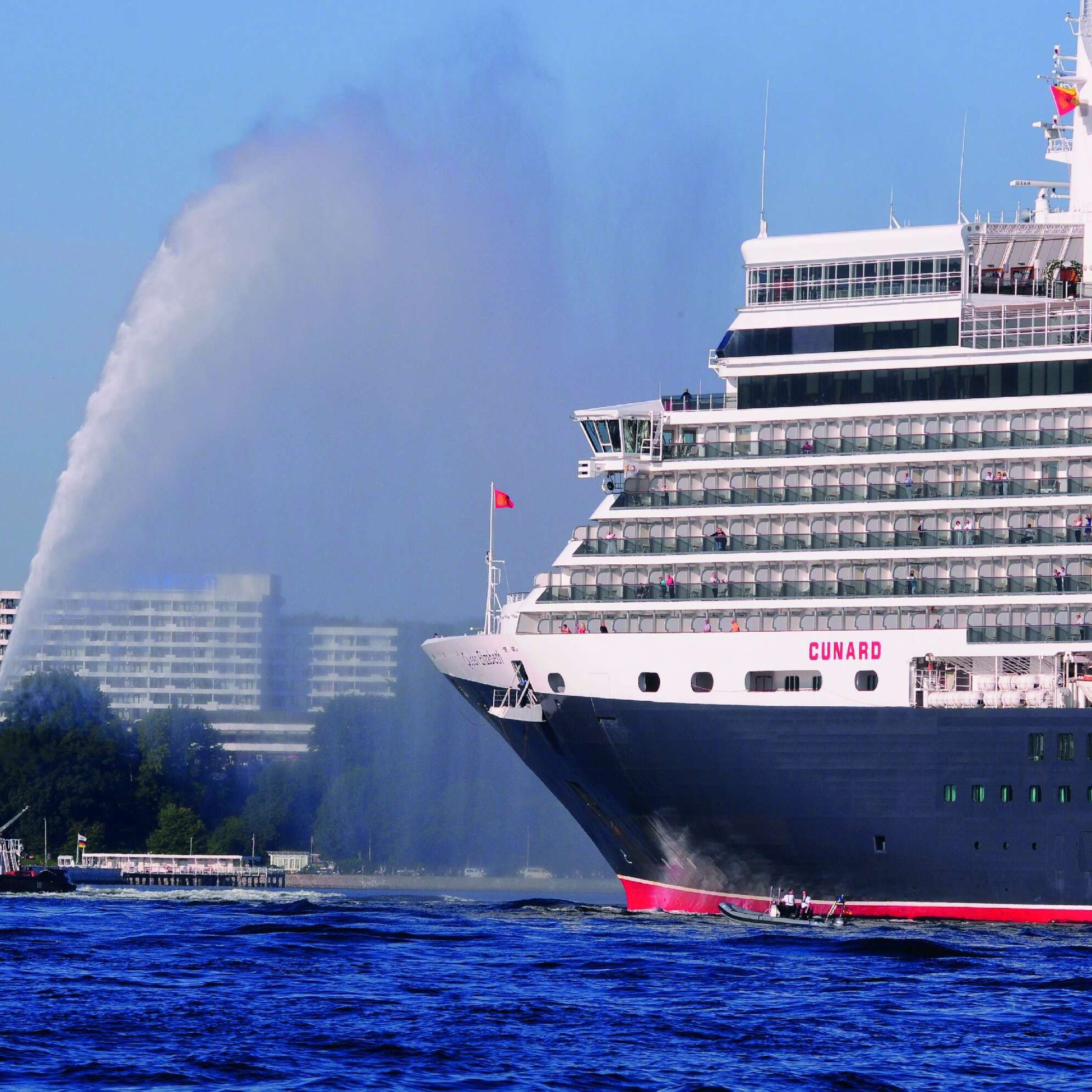 Vue exterieure avec Queen Elizabeth | Maritim Hotel Bellevue Kiel