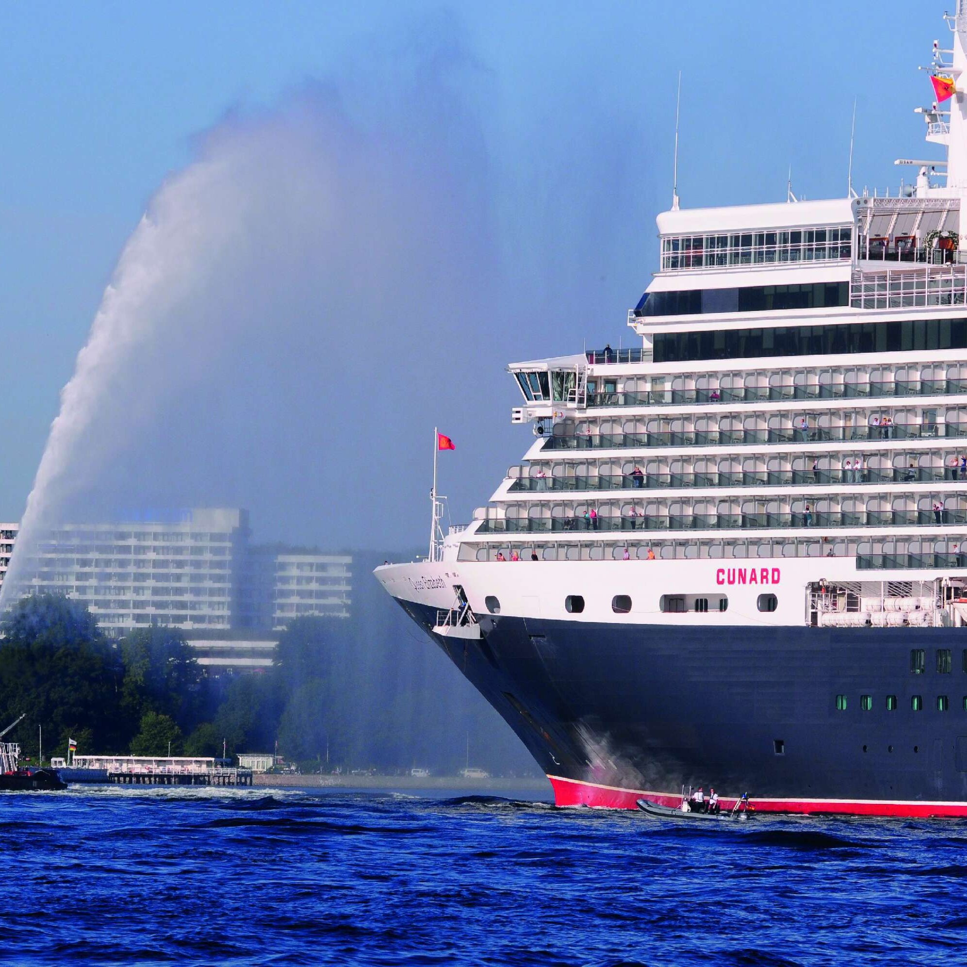 Vista esterna con Queen Elizabeth | Maritim Hotel Bellevue Kiel