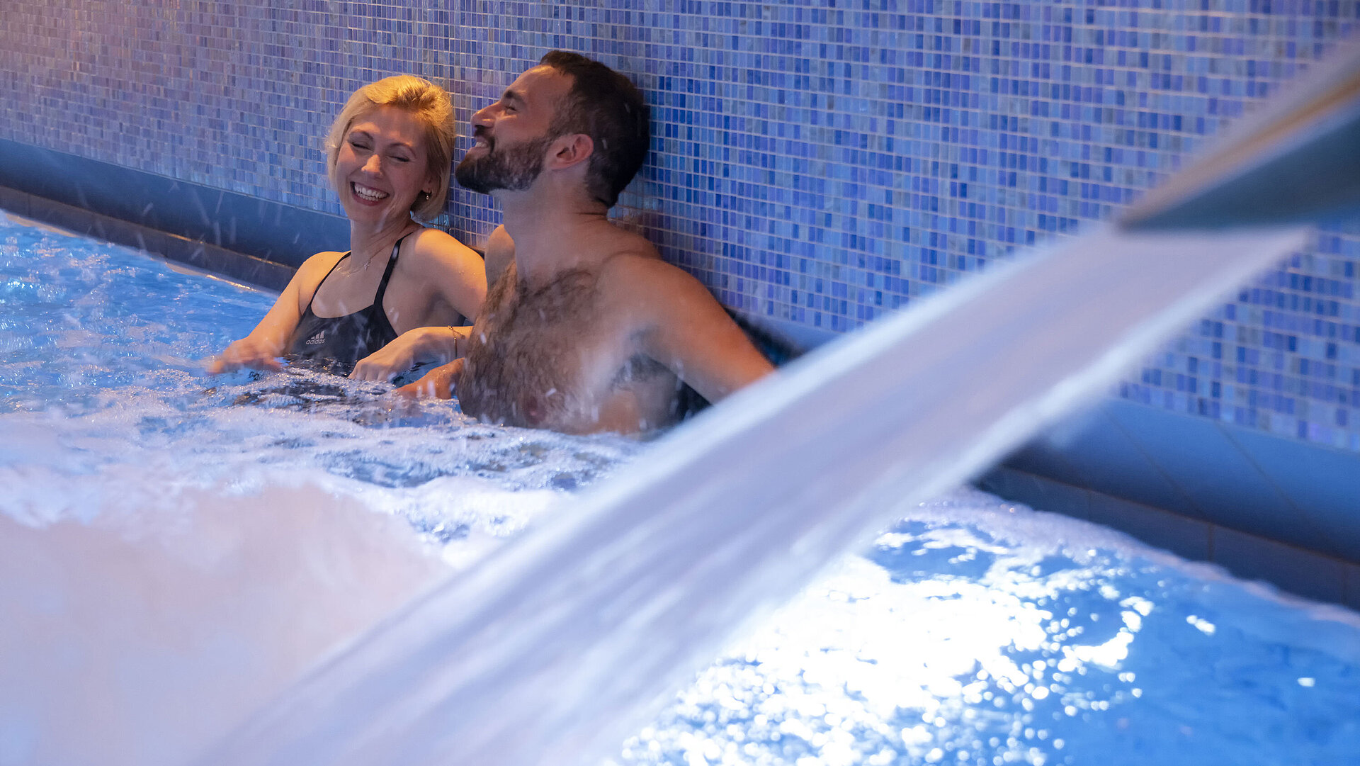 Pool Two guests enjoy the warm water jet in the whirlpool at Maritim Hotel Ingolstadt.