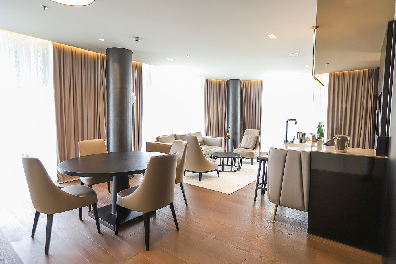 Suite moderne avec coin salon et table à manger, Maritim Hotel Plaza Tirana