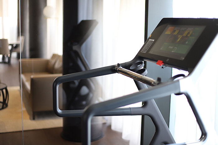 Tapis de course moderne dans une salle de sport privée avec miroir au Maritim Hotel Plaza Tirana