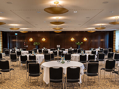 Salle de conférence avec tables rondes et équipements modernes au Maritim Hotel Düsseldorf
