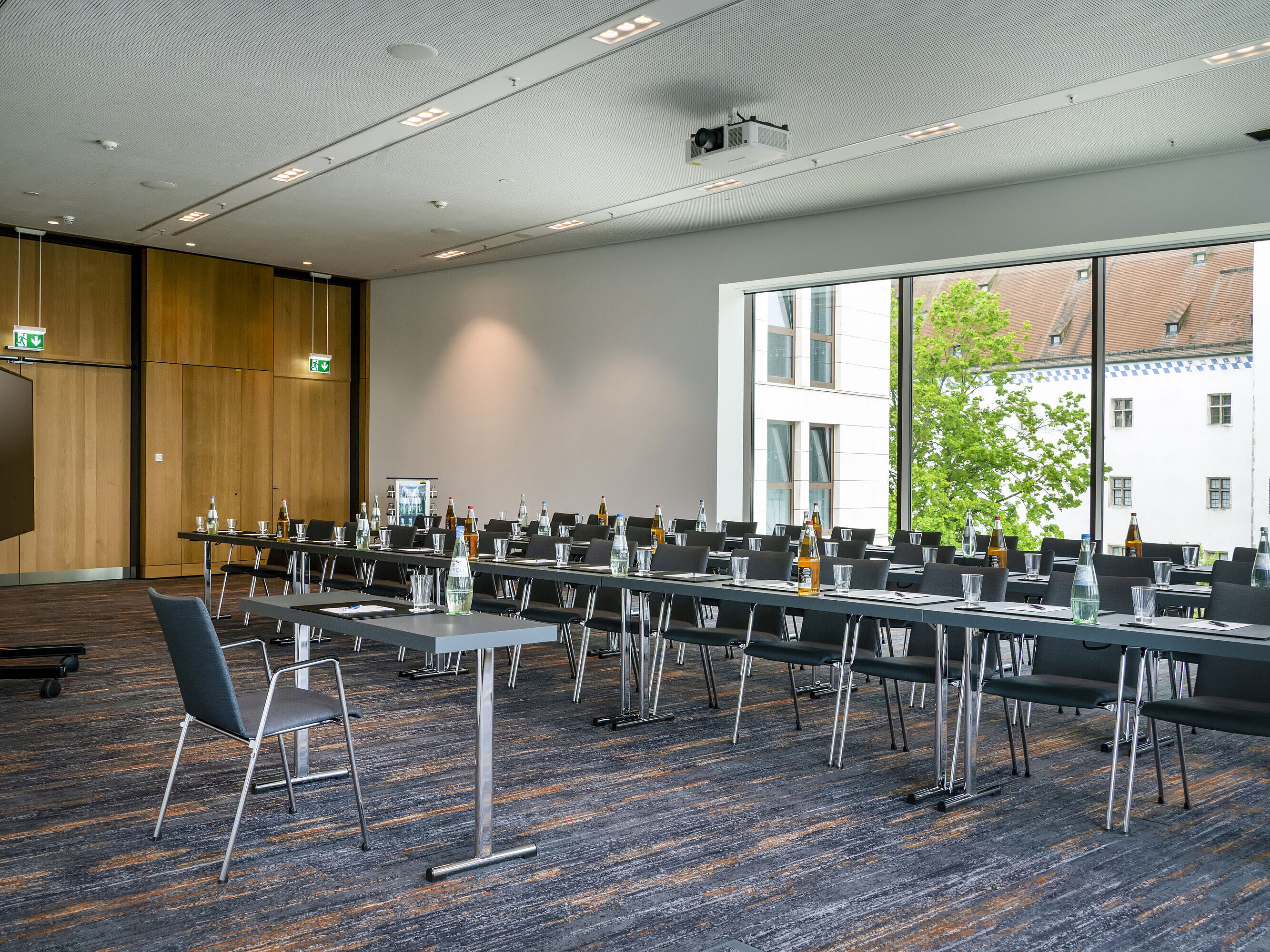 Salle de réunion lumineuse du Maritim Hotel Ingolstadt avec vue et équipement moderne.