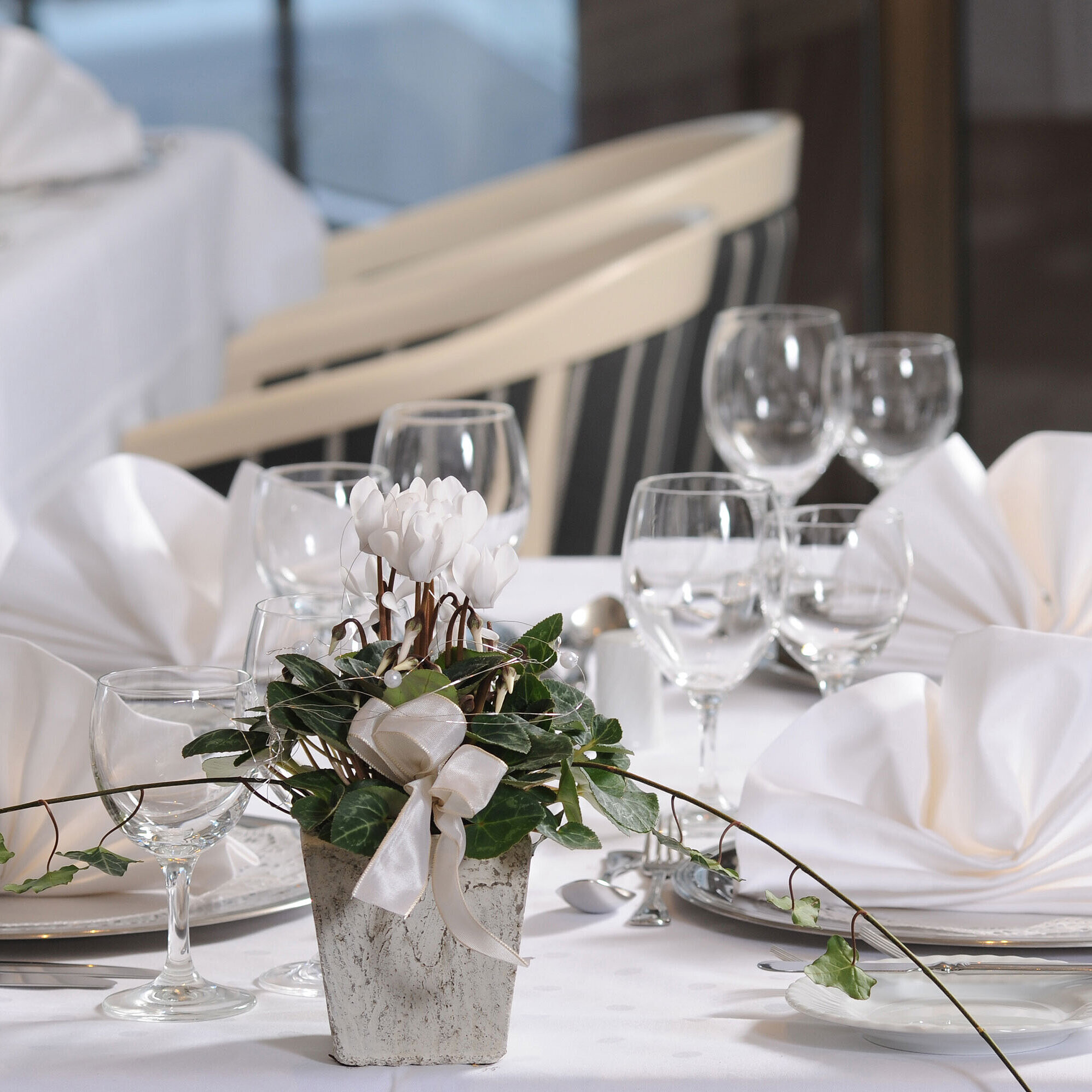 Tavola elegantemente apparecchiata per eventi al Maritim Hotel Bad Homburg.