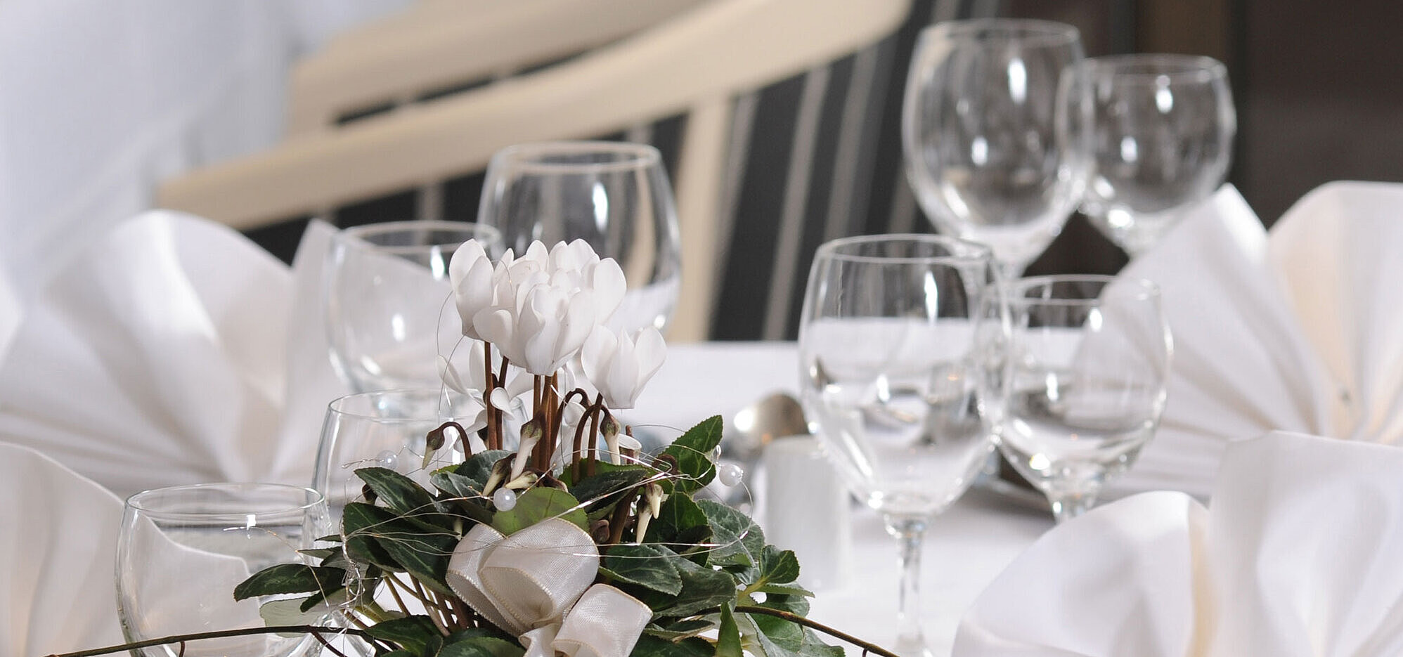 Table élégamment dressée pour événements à l'hôtel Maritim Bad Homburg.
