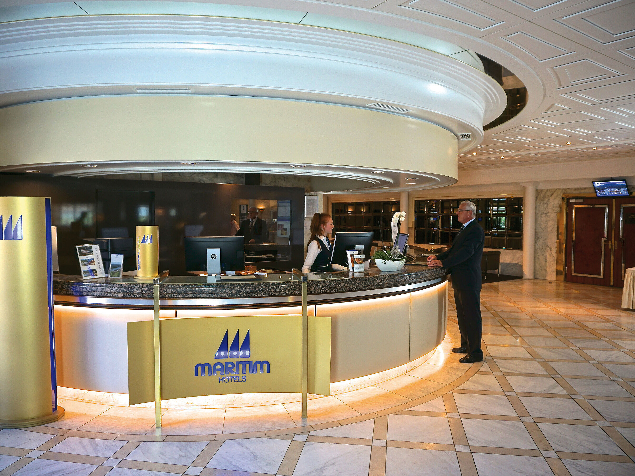 Accueil chaleureux à la réception du Maritim Hotel Königswinter avec un intérieur élégant.