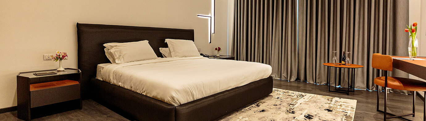 Habitación doble moderna en Maritim Resort Marina Bay con diseño elegante y ambiente acogedor