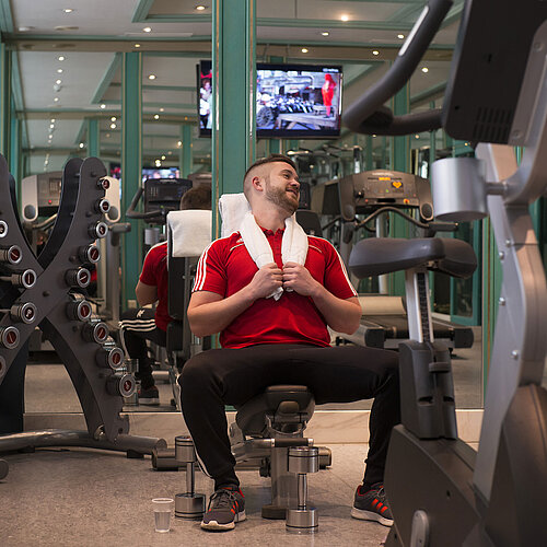 Ospite in allenamento nella palestra del Maritim Hotel Stuttgart con pesi e attrezzi