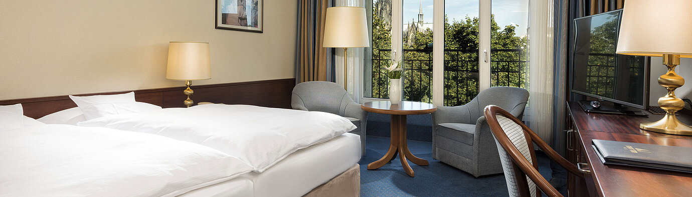 Chambre Superior Chambre double supérieure à l'hôtel Maritim Cologne avec décor confortable et vue sur la cathédrale de Cologne.