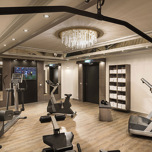 Palestra ben attrezzata con macchine cardio e specchi al Maritim Hotel Monaco