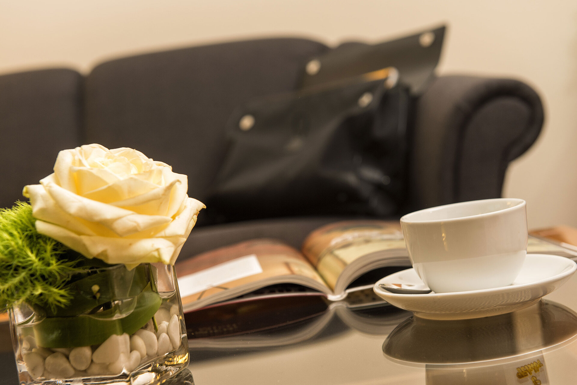 Detail of the hotel room Close-up of white rose, cup and open magazine at the Maritim Hotel Stuttgart