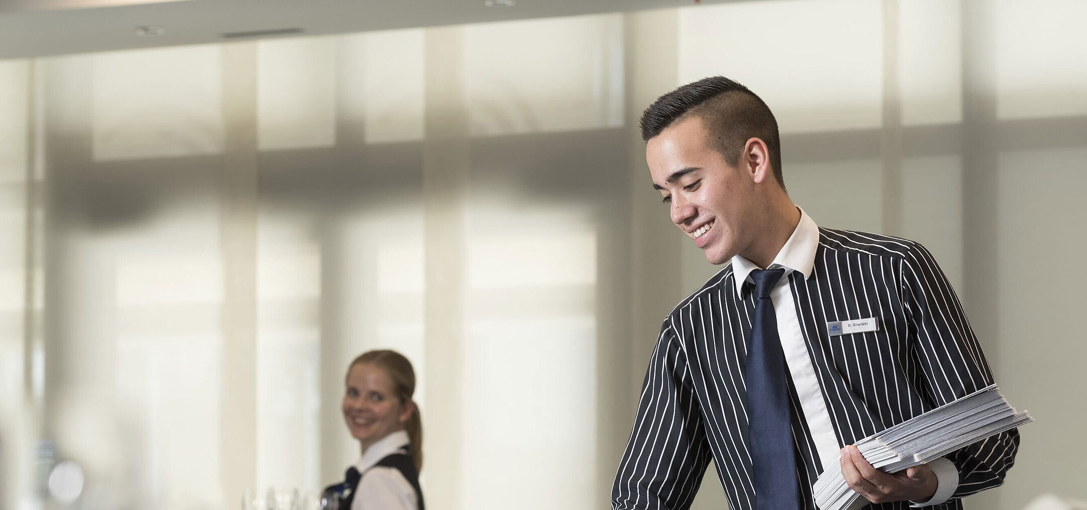 Équipe de service amicale à l'hôtel Maritim Bad Homburg préparant la salle de conférence.