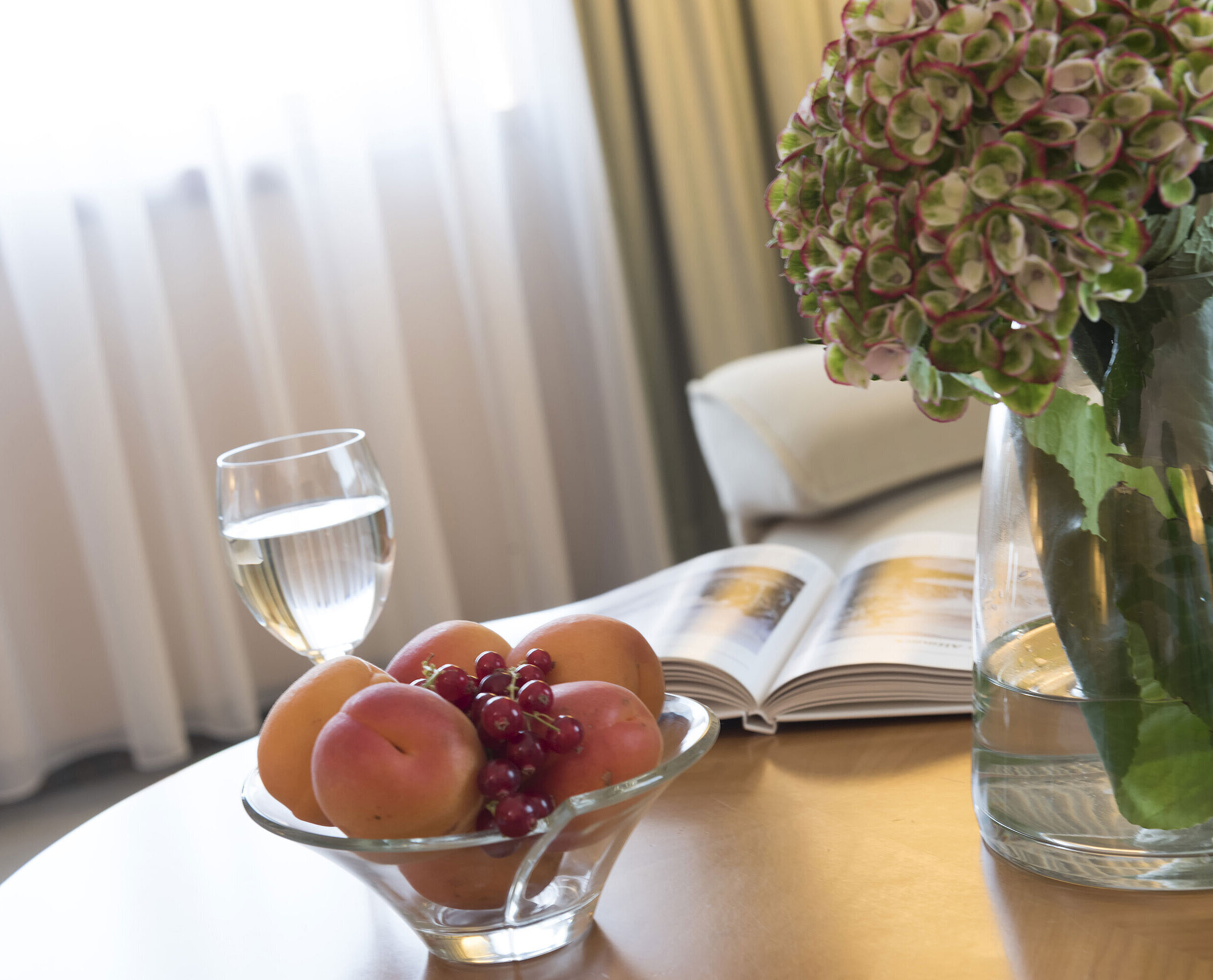 Studio Verre d’eau, corbeille de fruits et vase d’hortensia sur la table au Maritim Hotel Magdeburg