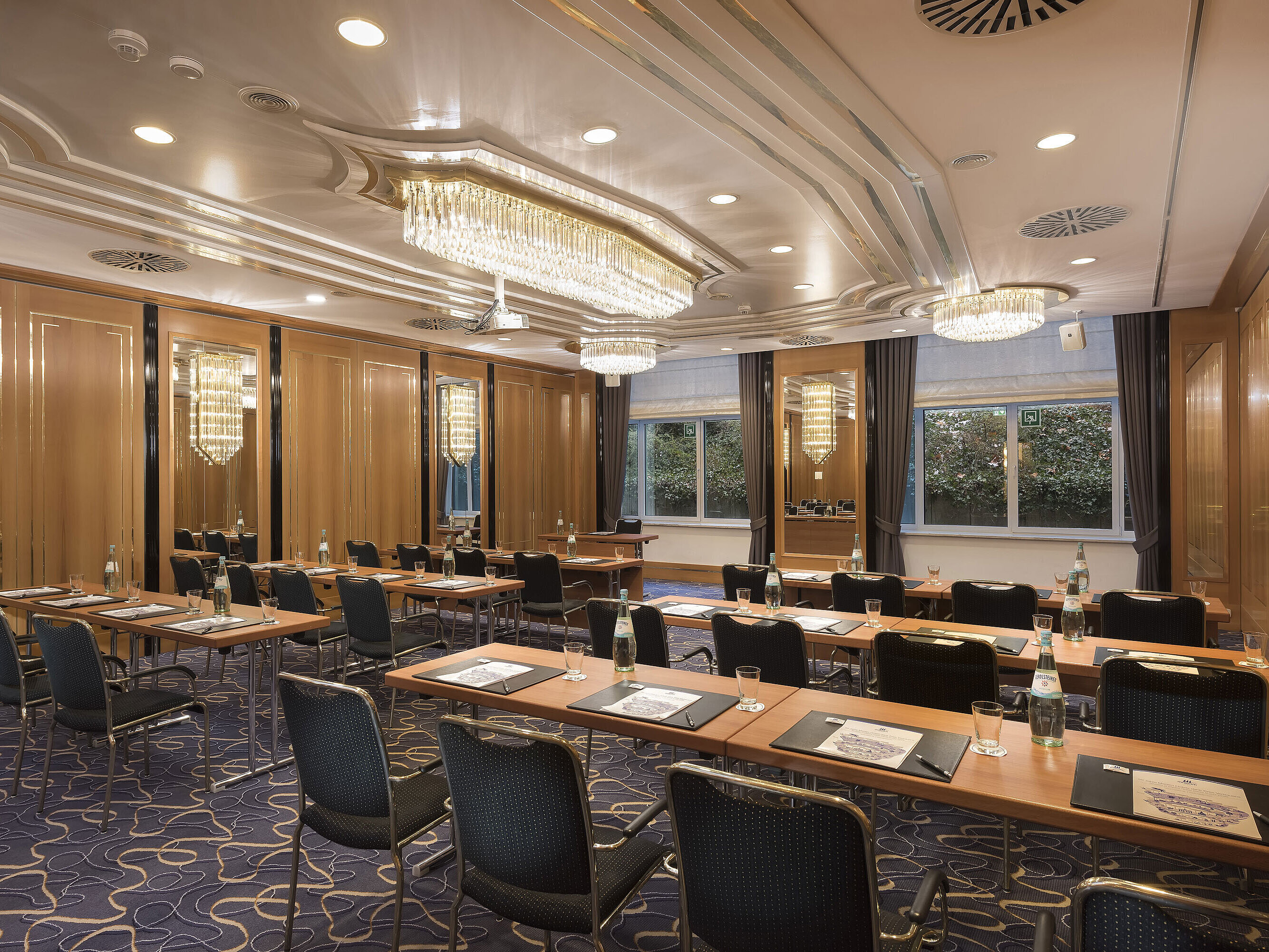 Sala con sillas en fila, luz natural y lámparas en el Maritim Hotel Stuttgart