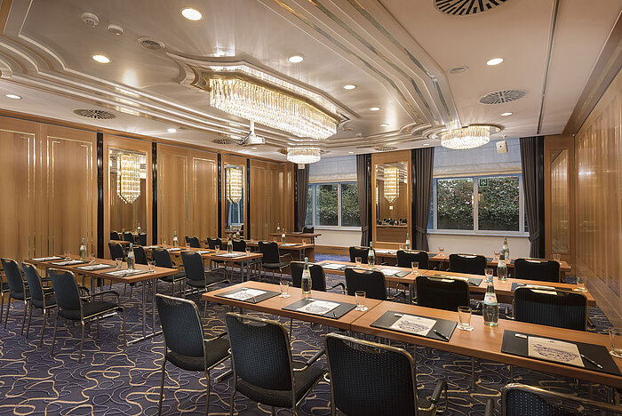 Sala con sillas en fila, luz natural y lámparas en el Maritim Hotel Stuttgart