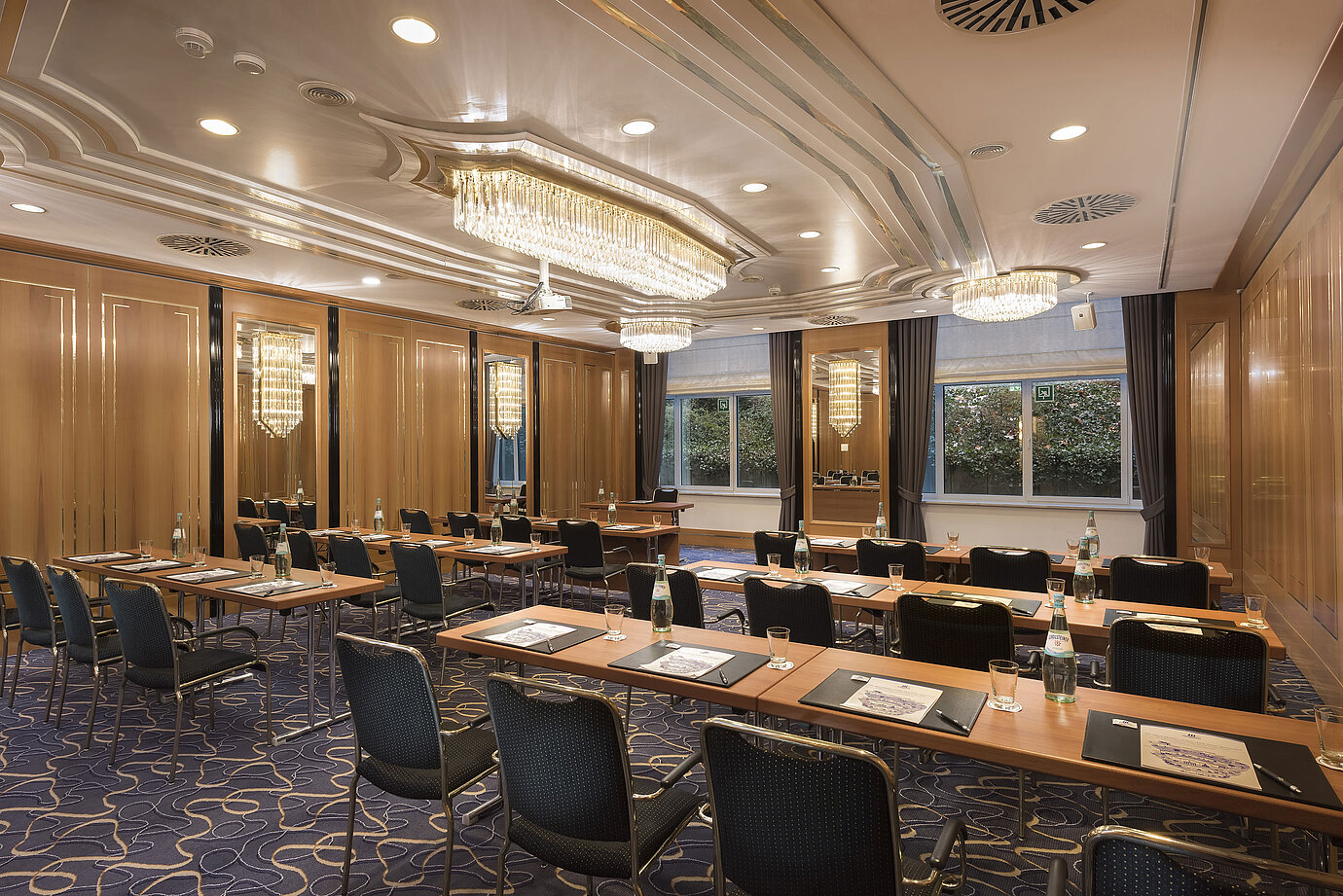 Sala con sillas en fila, luz natural y lámparas en el Maritim Hotel Stuttgart