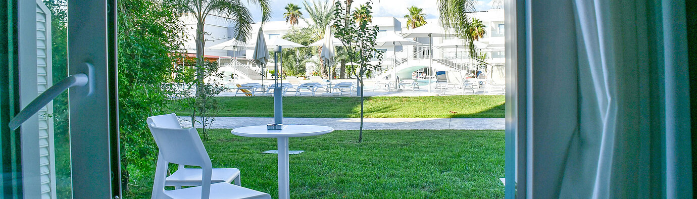 Chambre vue piscine Terrasse privée au Maritim Resort Calabria avec vue sur le jardin et la piscine