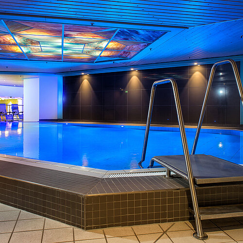 La piscina coperta illuminata dell'Hotel Maritim, che invita al relax e al benessere.