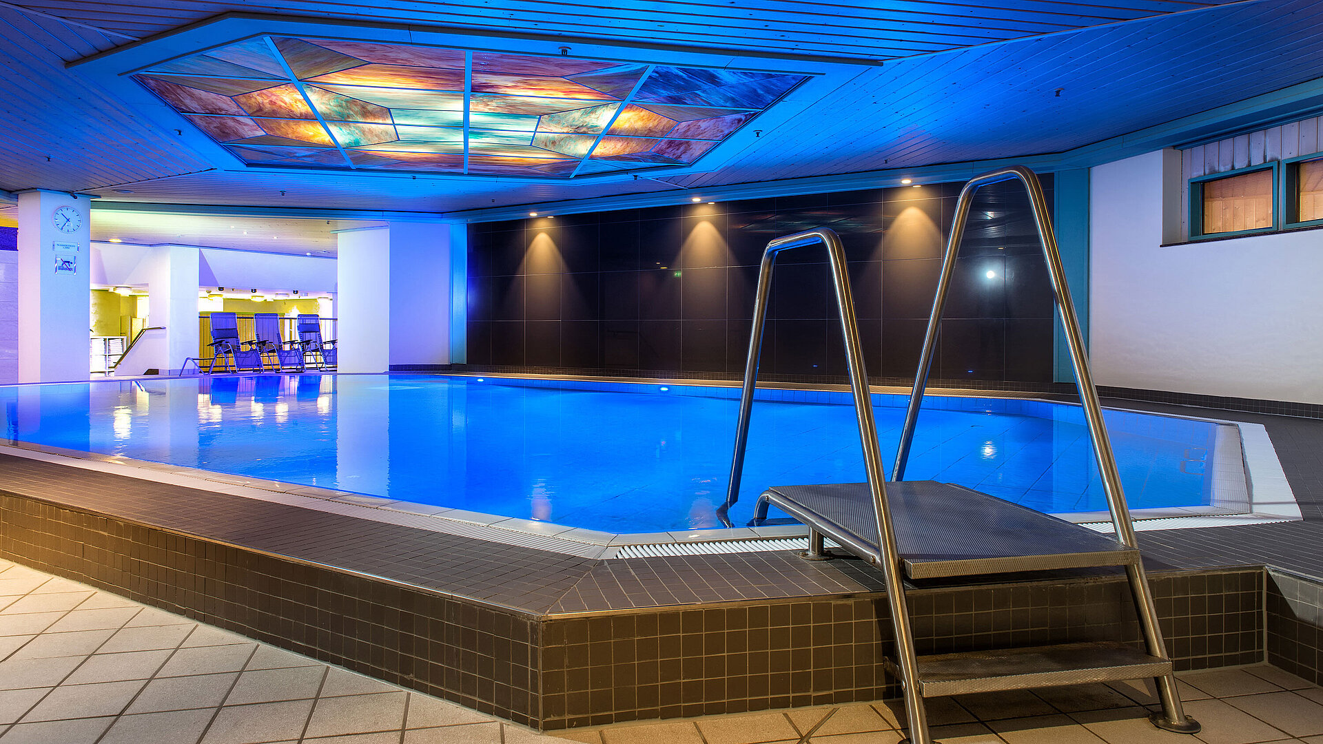 Piscine La piscine intérieure éclairée de l'hôtel Maritim, invitant à la détente et à la récréation.