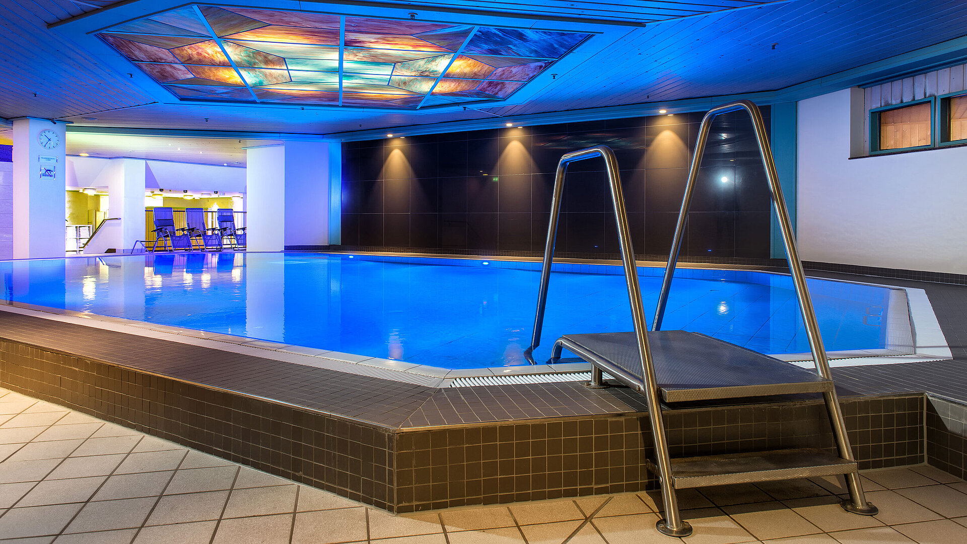 La piscina coperta illuminata dell'Hotel Maritim, che invita al relax e al benessere.