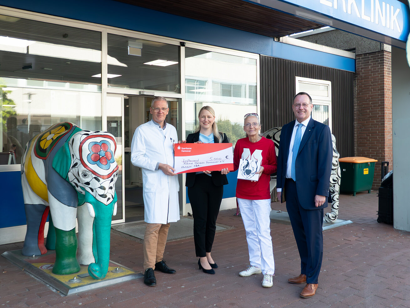 ProTomorrow "Kleine Herzen Hannover" Cheque handed over to ‘Kleine Herzen Hannover’ in front of the Hanover Children's Hospital