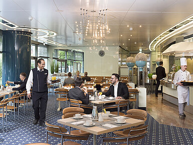  Les clients savourent leur petit-déjeuner au restaurant élégant Ambiente du Maritim Hotel Frankfurt.