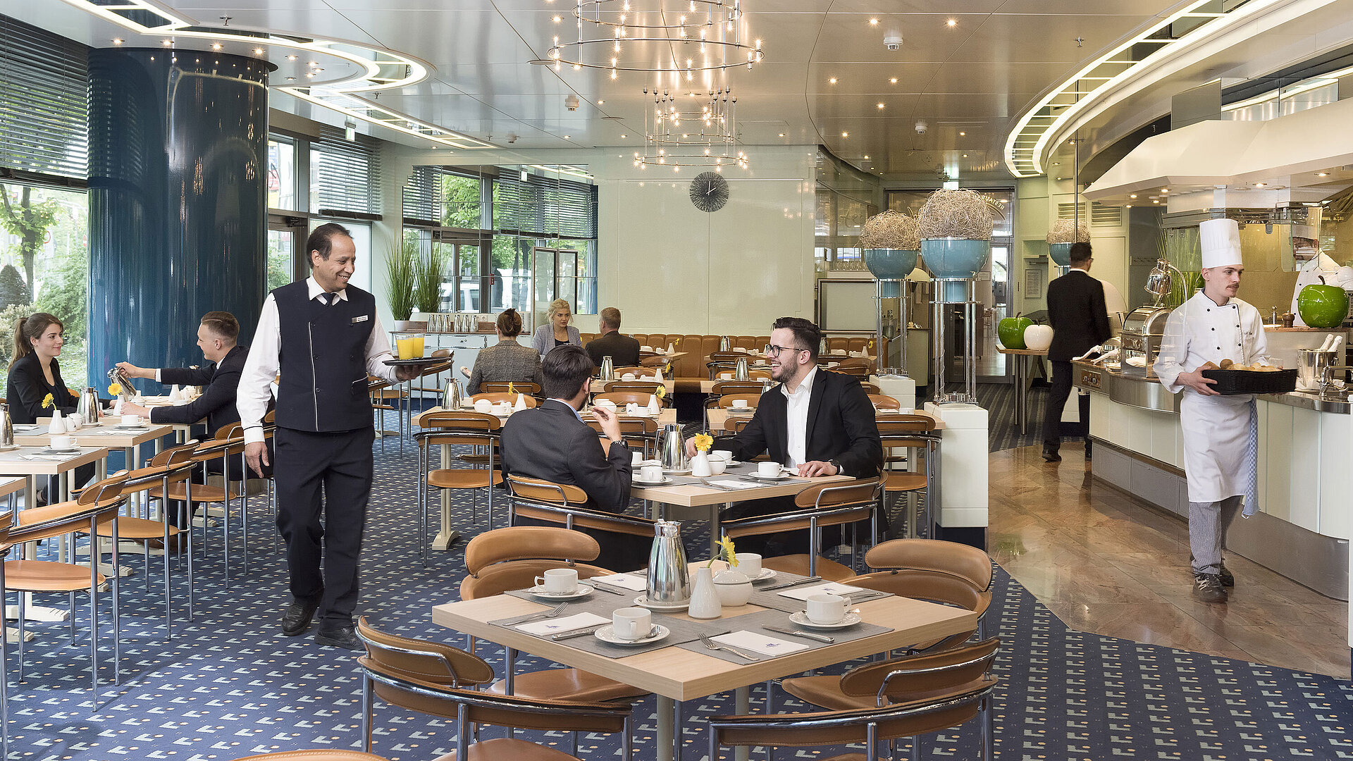 Guests enjoying breakfast at the stylish Ambiente restaurant at Maritim Hotel Frankfurt.