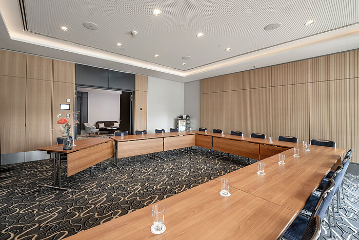 Sala luminosa con disposizione a U e attrezzature moderne al Maritim Hotel Darmstadt
