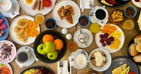 Ricca colazione al ristorante Les Jardins del Maritim Antonine Hotel & Spa Malta con piatti a base di uova, pancake, croissant, frutta, yogurt, muesli, succhi e caffè.