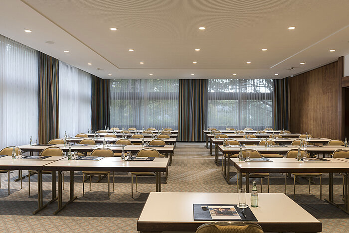 Sala de conferencias «Salon Hannover» en el Maritim Seehotel Timmendorfer Strand con asientos en fila y luz natural.