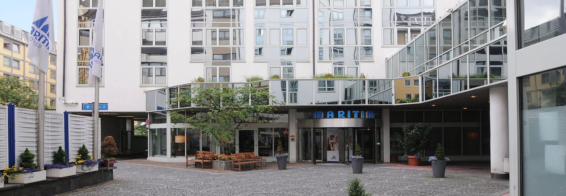 Vue extérieure Façade moderne avec détails en verre et cour de l’hôtel Maritim Munich