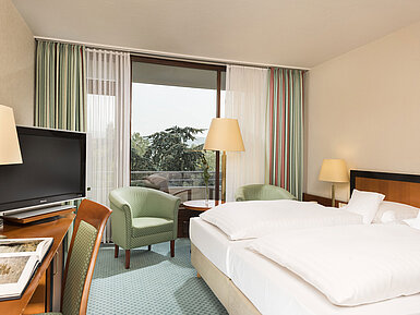 Habitación superior Habitación luminosa en el Maritim Hotel Bad Salzuflen con cama doble, zona de estar y acceso al balcón