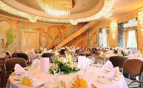 Sala banchetti elegante con affreschi, lampadari e tavoli decorati