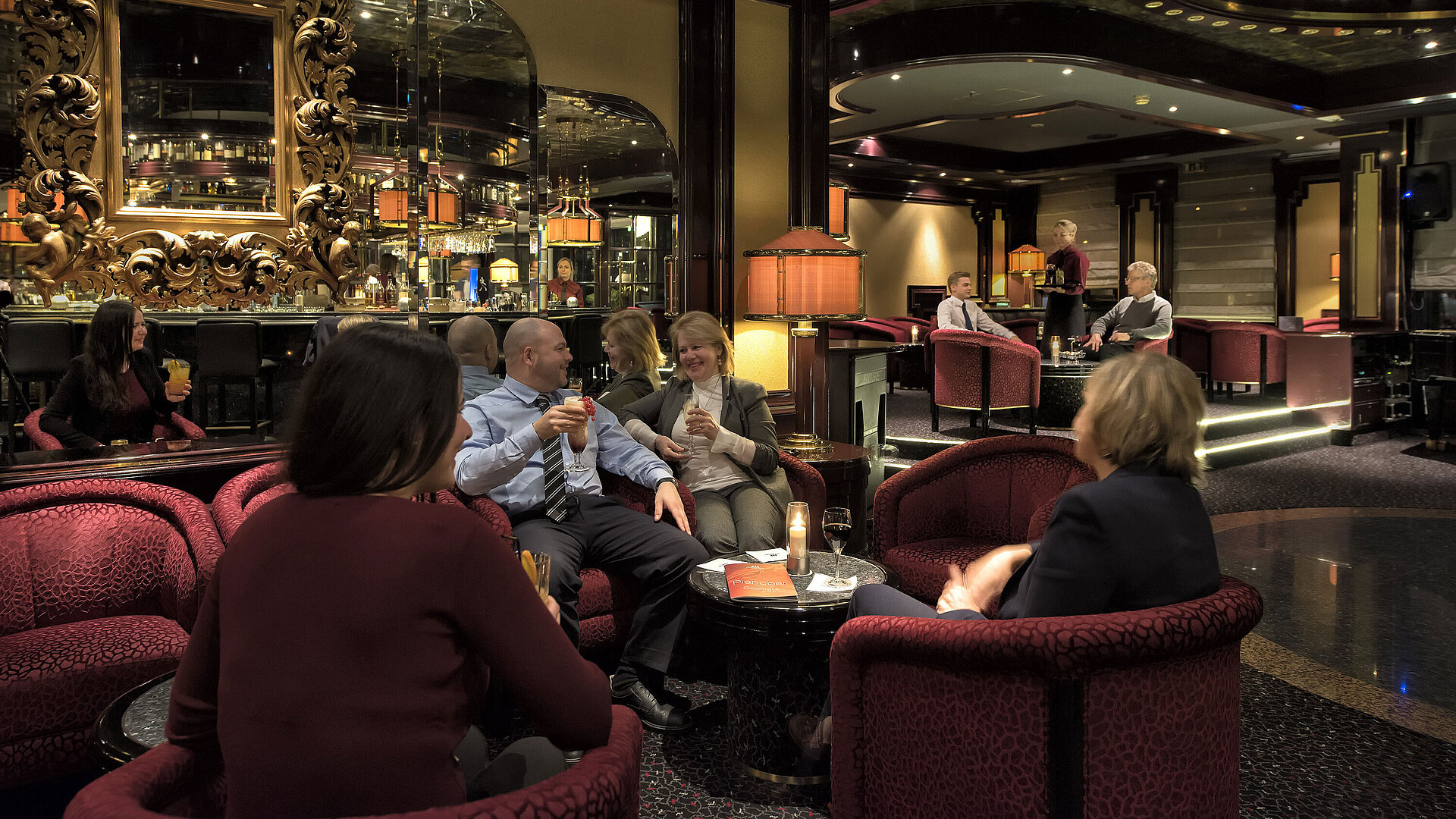 Guests relaxing at the stylish bar of the Maritim Hotel Bonn, enjoying drinks in a pleasant atmosphere.