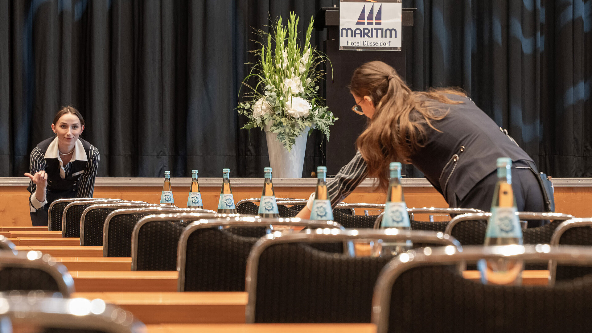 Servizio congressi Preparazione sala conferenze con palco al Maritim Hotel Düsseldorf