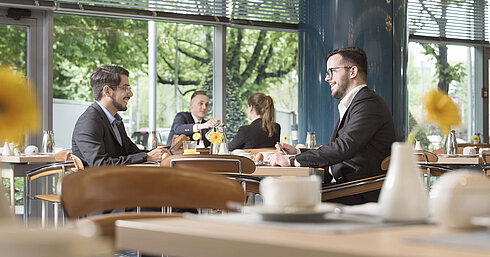  Des clients savourent un petit-déjeuner détendu dans le lumineux restaurant Ambiente du Maritim Hotel Frankfurt.