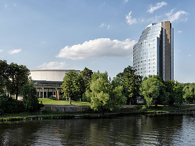 Maritim Hotel Ulm junto al Danubio, rodeado de vegetación y arquitectura moderna