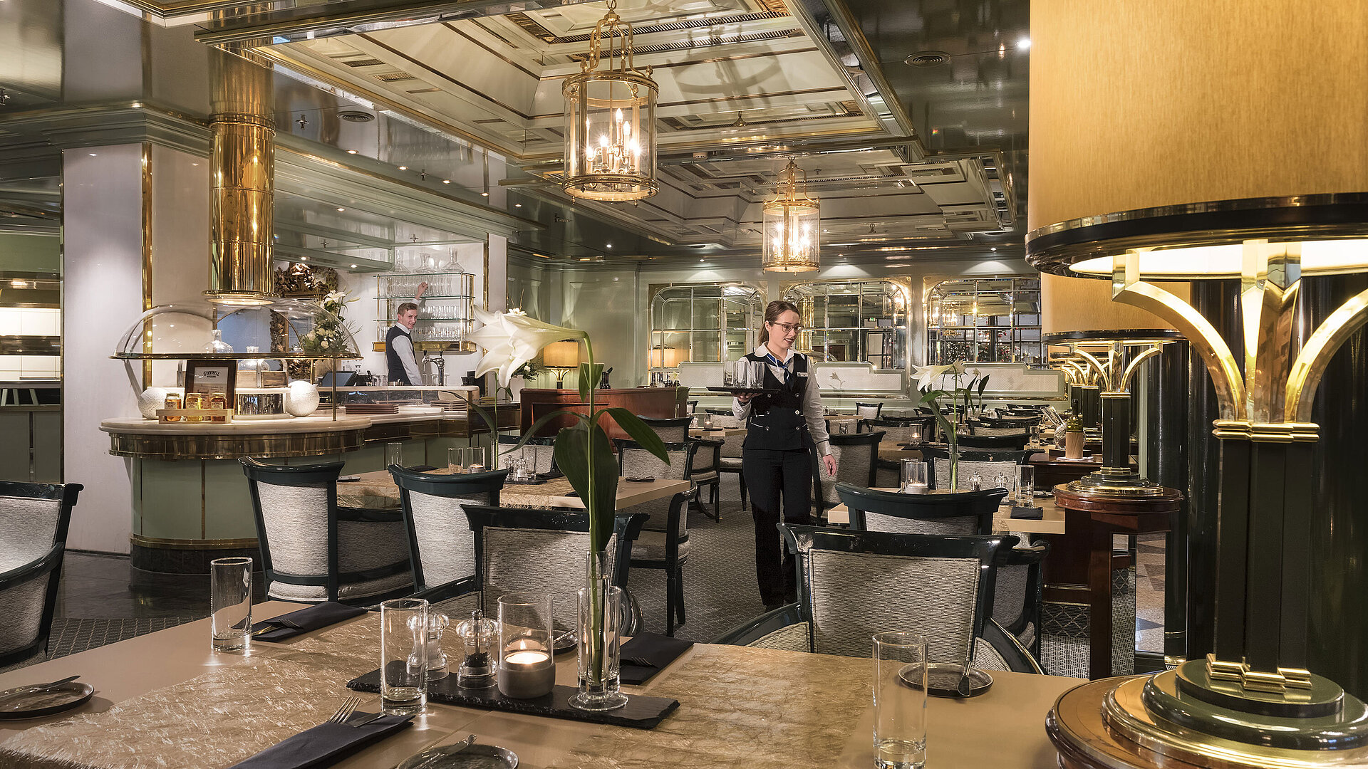 The La Marée restaurant in the Maritim Hotel Bonn with its stylish ambience and attentive service staff at work.