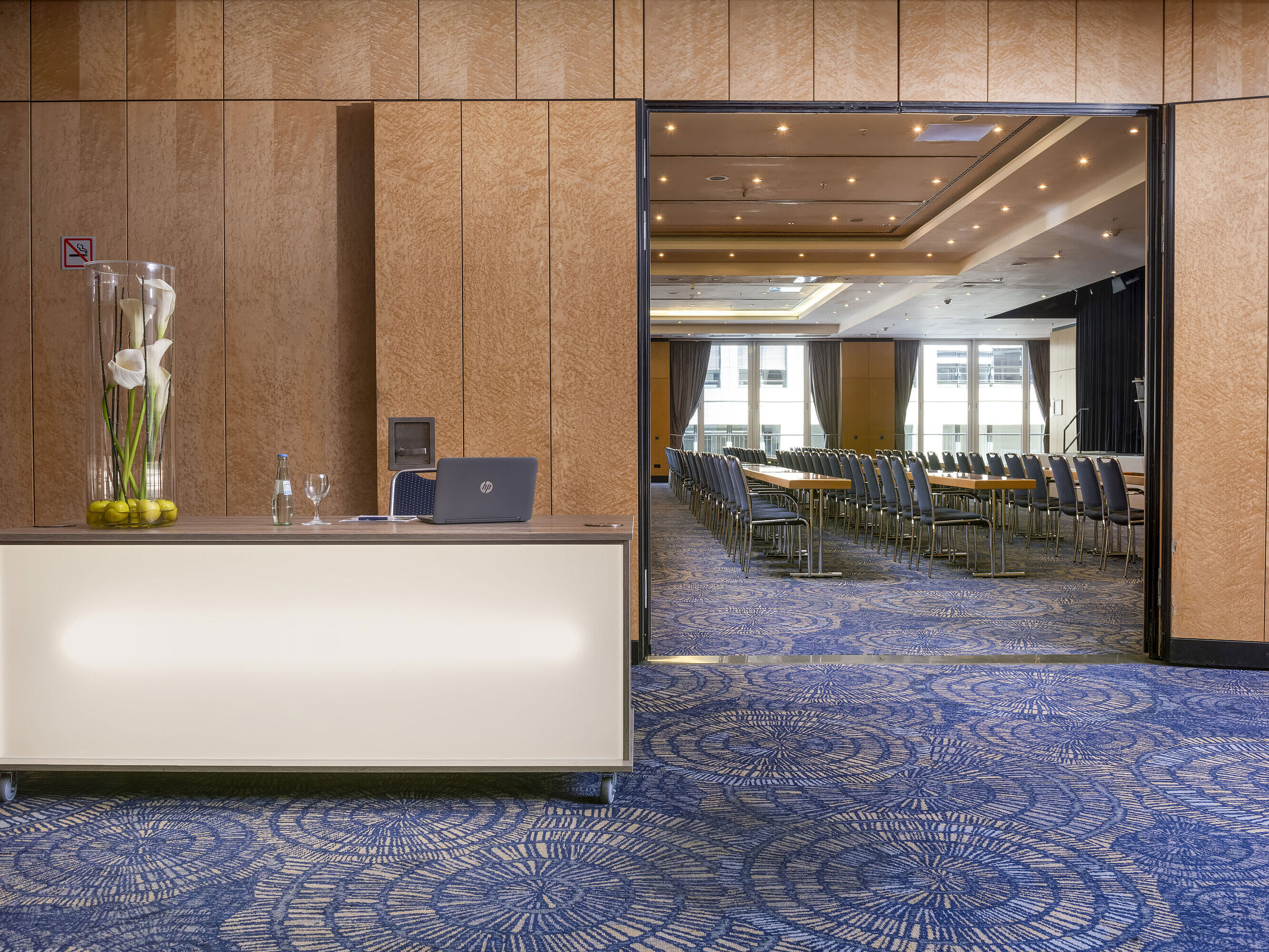 Zone d'accueil élégante avec bureau à l'Hôtel Maritim proArte Berlin, vue sur la salle de conférence.