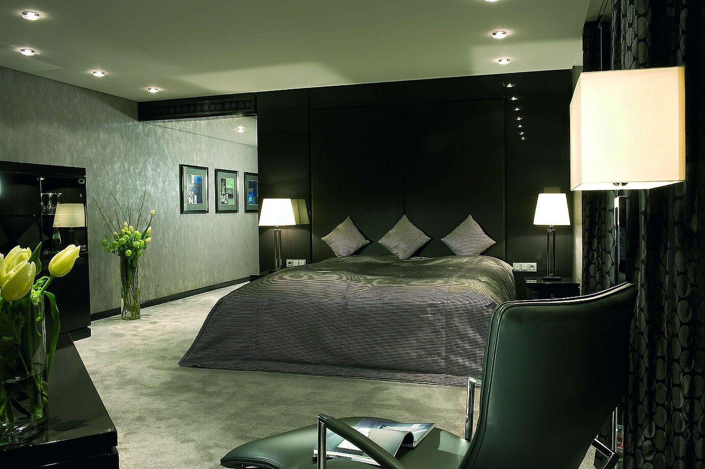 Chambre de la Master Suite au Maritim Hotel Düsseldorf avec un lit double luxueux, éclairage moderne et décoration élégante.