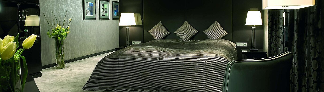 Chambre de la Master Suite au Maritim Hotel Düsseldorf avec un lit double luxueux, éclairage moderne et décoration élégante.
